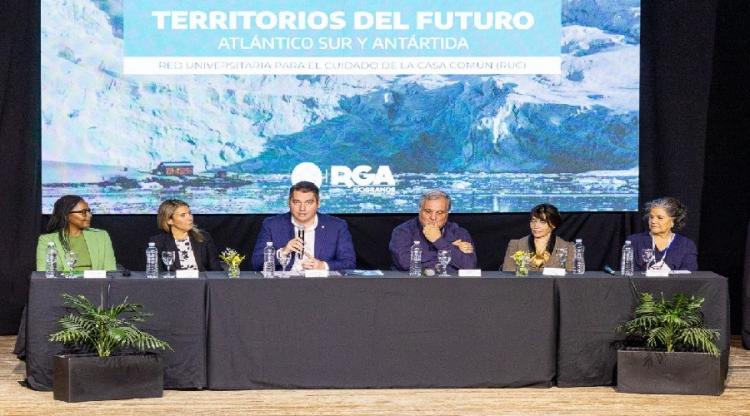 Mons. Colombo participa del Foro Internacional sobre la Antártida y el Atlántico Sur Mons. Colombo participa del Foro Internacional sobre la Antártida y el Atlántico Sur
