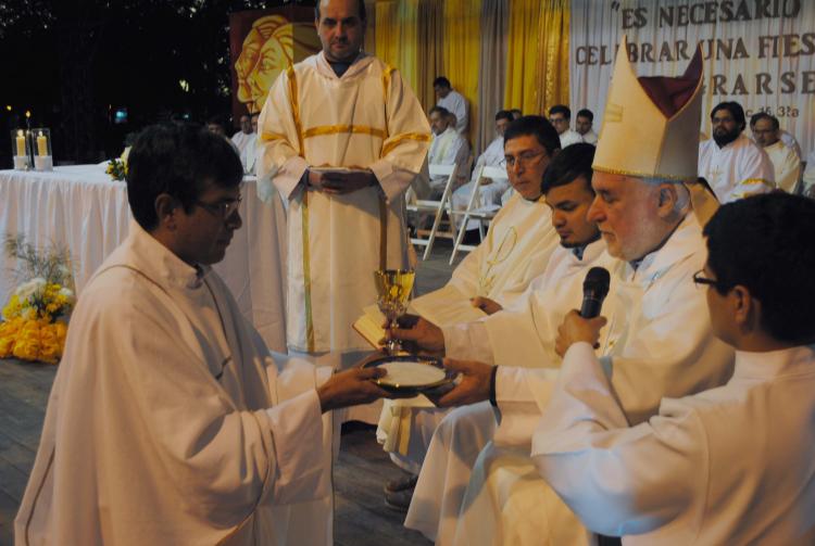 Mons. Conejero Gallego ordenó al primer sacerdote de la comunidad de El Colorado