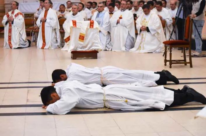 Mons. Domínguez ordenó dos nuevos diáconos en San Rafael Mons. Domínguez ordenó dos nuevos diáconos en San Rafael
