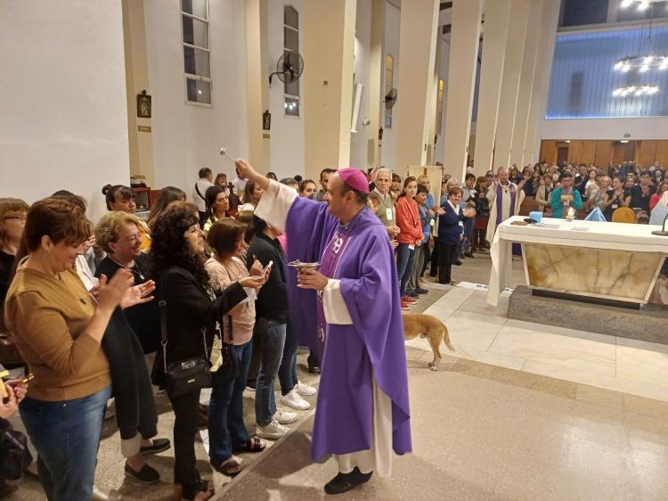 Mons. Eguía Seguí presidió la misa de envío misionero en Deán Funes Mons. Eguía Seguí presidió la misa de envío misionero en Deán Funes