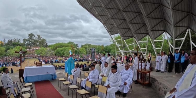 Mons. Fernández a los jóvenes: 'Caminen como peregrinos de esperanza' Mons. Fernández a los jóvenes: 'Caminen como peregrinos de esperanza'
