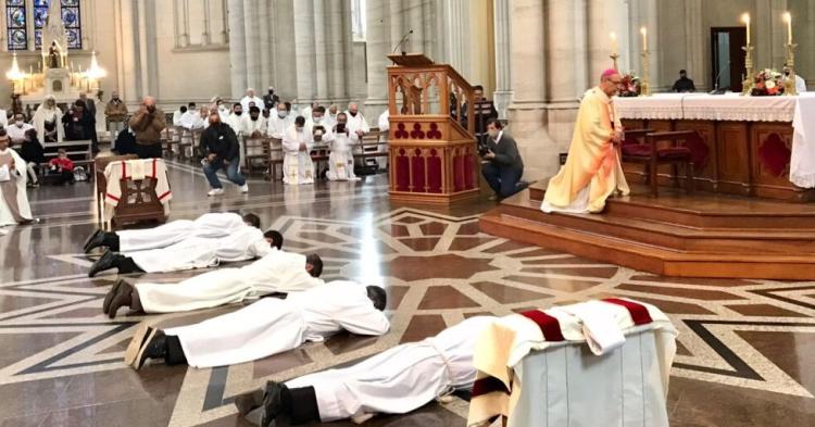 Mons. Fernández les pidió "un ministerio popular" a los nuevos diáconos Mons. Fernández les pidió "un ministerio popular" a los nuevos diáconos