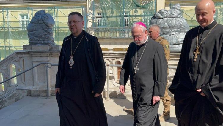 Mons. Gallagher en Ucrania: "Sigan siendo valientes y fuertes, su país se levantará de nuevo" Mons. Gallagher en Ucrania: "Sigan siendo valientes y fuertes, su país se levantará de nuevo"