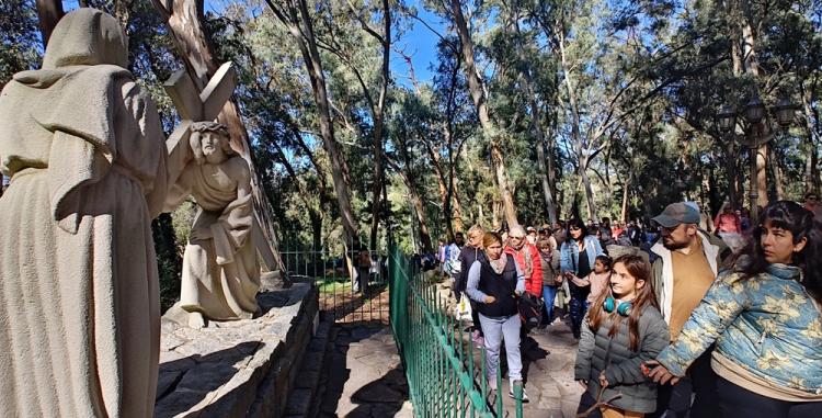 Mons. Giobando, en el Calvario de Tandil: 'Sigamos caminando juntos' Mons. Giobando, en el Calvario de Tandil: 'Sigamos caminando juntos'