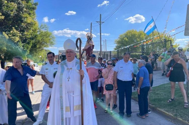 Mons. Giobando, en la procesión náutica con la imagen de San Salvador Mons. Giobando, en la procesión náutica con la imagen de San Salvador