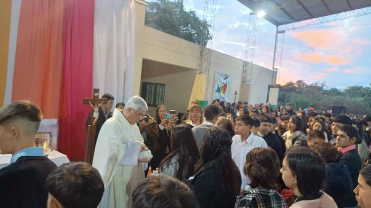 Mons. Larregain: 'Cristo se quedó como alimento para fortalecernos' Mons. Larregain: 'Cristo se quedó como alimento para fortalecernos'