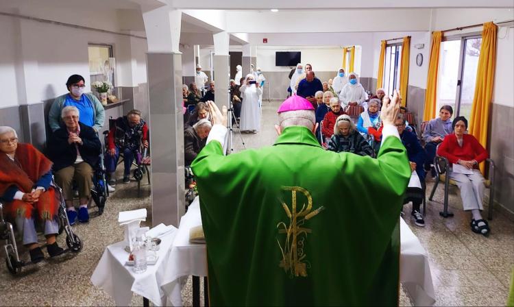 Mons. Laxague animó a los ancianos a rezar por las personas que conocieron Mons. Laxague animó a los ancianos a rezar por las personas que conocieron