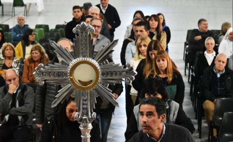 Mons. Lugones, a educadores: 'Son nuestras manos tendidas en el territorio' Mons. Lugones, a educadores: 'Son nuestras manos tendidas en el territorio'