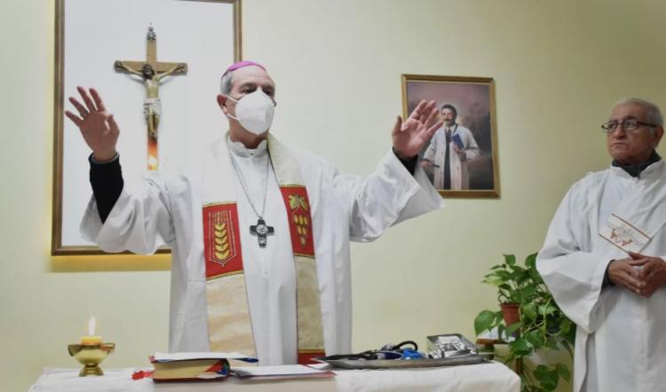 Mons. Lugones bendijo el nuevo oratorio del hospital de Llavallol Mons. Lugones bendijo el nuevo oratorio del hospital de Llavallol