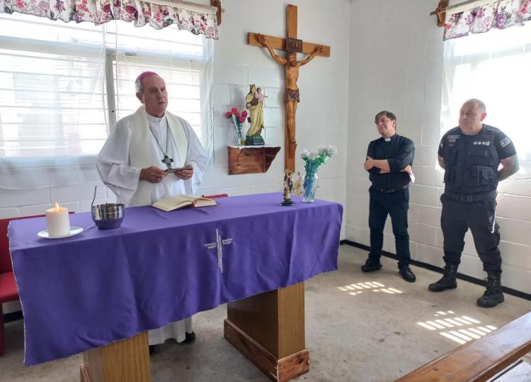 Mons. Lugones bendijo la nueva capilla de una cárcel de Lomas de Zamora