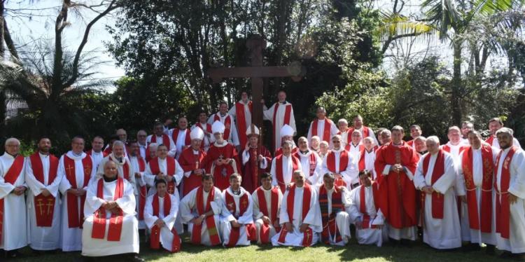 Mons. Lugones: 'La cruz es la verdadera vida de la gracia de Dios' Mons. Lugones: 'La cruz es la verdadera vida de la gracia de Dios'