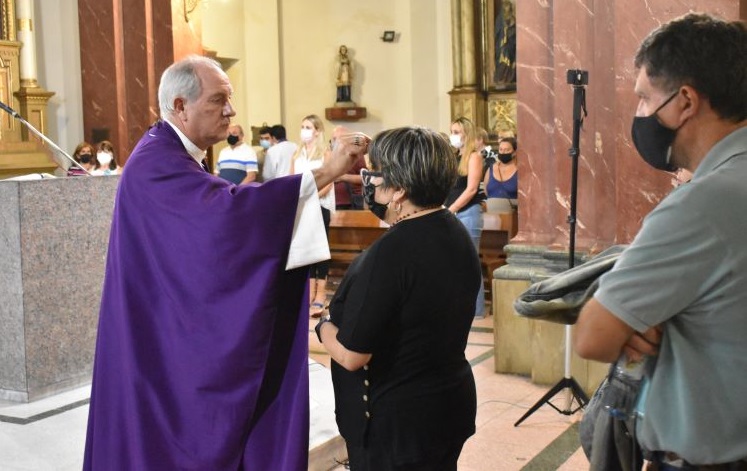 Mons. Lugones: "No podemos dejar de rezar por la paz"