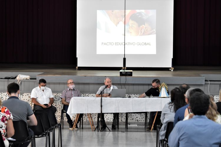 Mons. Lugones se reunió con los representantes educativos de su diócesis