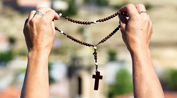 Mons. Martín convoca a un Rosario por la paz y la no violencia Mons. Martín convoca a un Rosario por la paz y la no violencia