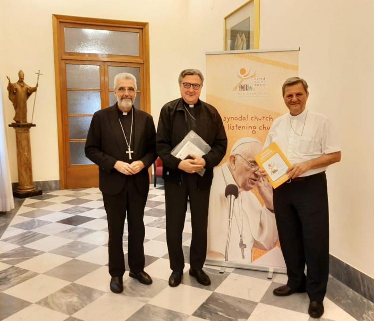 Mons. Martín entregó en el Vaticano el trabajo sinodal arquidiocesano Mons. Martín entregó en el Vaticano el trabajo sinodal arquidiocesano