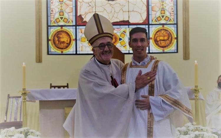 Mons. Martínez le recuerda al nuevo diácono que su carisma es el servicio Mons. Martínez le recuerda al nuevo diácono que su carisma es el servicio