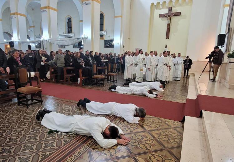 Mons. Martínez ordenó cuatro diáconos permanentes en Posadas Mons. Martínez ordenó cuatro diáconos permanentes en Posadas