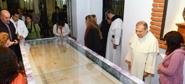 Mons. Martínez Ossola recuerda la historia de la Sábana Santa Mons. Martínez Ossola recuerda la historia de la Sábana Santa
