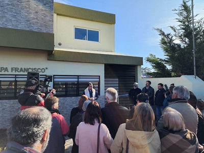 Mons. Mestre bendijo la casa de la caridad "Papa Francisco" en Miramar Mons. Mestre bendijo la casa de la caridad "Papa Francisco" en Miramar