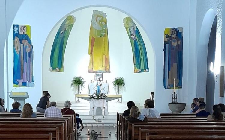 Mons. Mestre dedicó el templo y consagró el altar de la parroquia de Pinamar Mons. Mestre dedicó el templo y consagró el altar de la parroquia de Pinamar