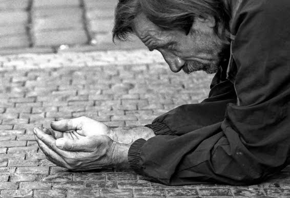 Mons. Mestre: "El pobre es sacramento y presencia del mismo Cristo" Mons. Mestre: "El pobre es sacramento y presencia del mismo Cristo"