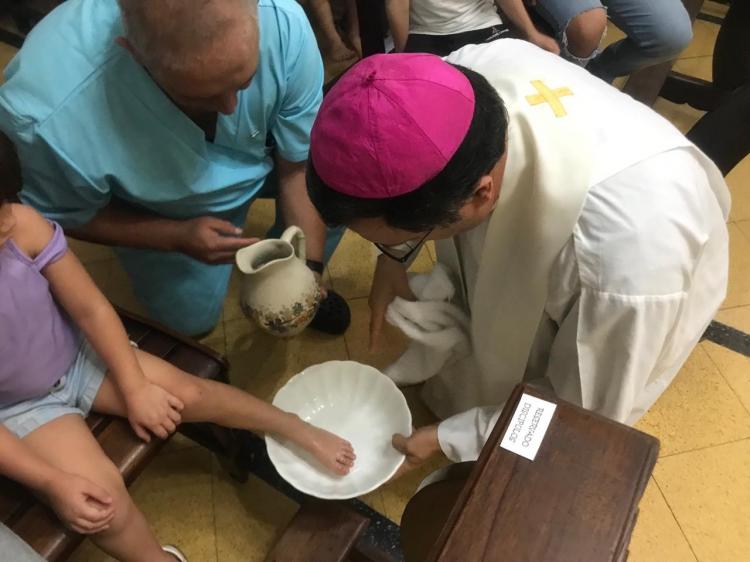 Mons. Mestre lavó los pies de niños internados en el hospital beata María Ludovica
