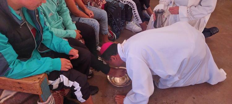 Mons. Mestre les lavó los pies a internos de la Unidad 45 de Melchor Romero Mons. Mestre les lavó los pies a internos de la Unidad 45 de Melchor Romero