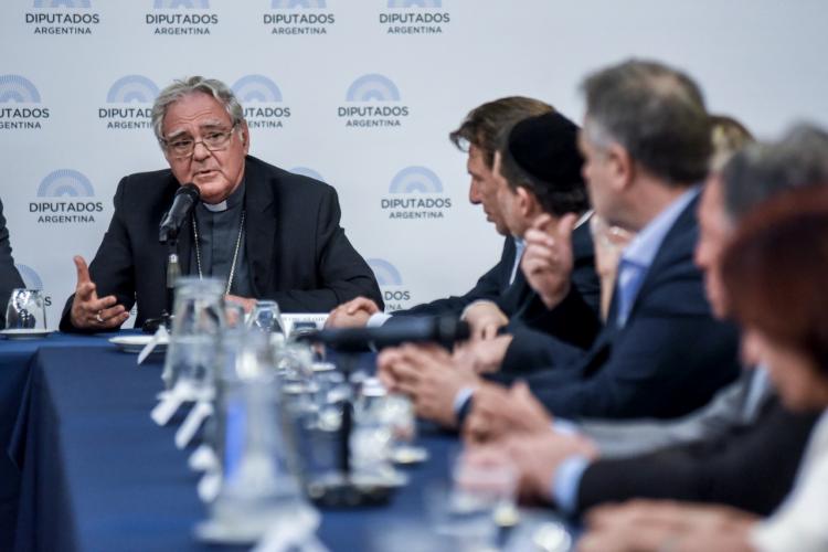 Mons. Ojea: "La crisis se enfrenta con gestos y hechos, no con palabras" Mons. Ojea: "La crisis se enfrenta con gestos y hechos, no con palabras"