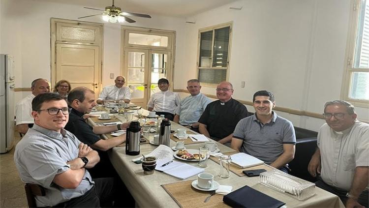 Mons. Olivera se reunió con los profesores del seminario castrense Mons. Olivera se reunió con los profesores del seminario castrense