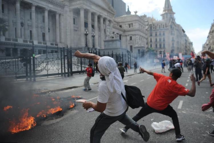 Mons. Olivera repudió los ataques al Congreso: "El camino jamás es la violencia" Mons. Olivera repudió los ataques al Congreso: "El camino jamás es la violencia"