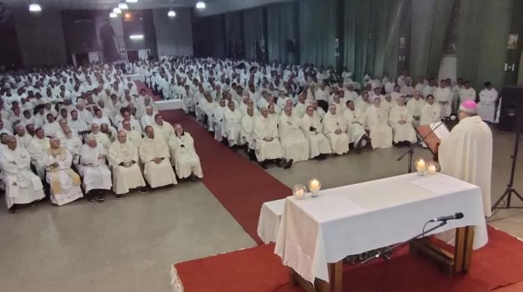 Mons. Rossi exhortó a los sacerdotes a comportarse de 'una manera digna a la vocación recibida' Mons. Rossi exhortó a los sacerdotes a comportarse de 'una manera digna a la vocación recibida'