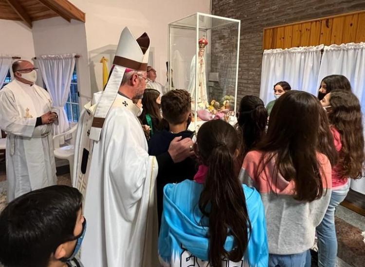Mons. Scheinig entronizó las reliquias de Francisco y Jacinta Marto en Chivilcoy Mons. Scheinig entronizó las reliquias de Francisco y Jacinta Marto en Chivilcoy