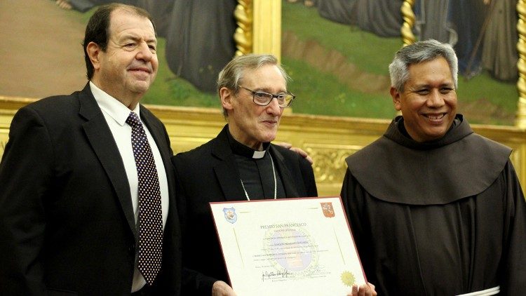 Mons. Sucunza recibió una edición especial del Premio San Francisco Mons. Sucunza recibió una edición especial del Premio San Francisco