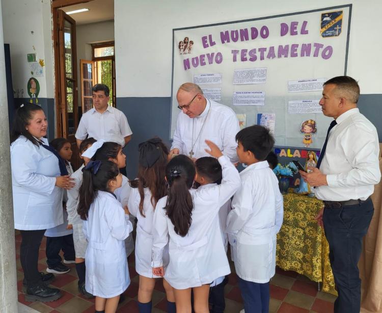Mons. Urbanc recorre comunidades de Capayán en su visita pastoral Mons. Urbanc recorre comunidades de Capayán en su visita pastoral