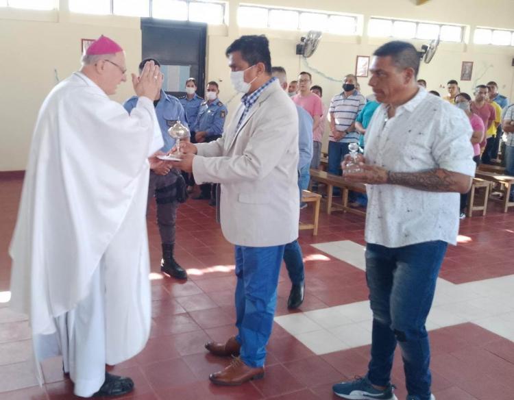 Mons. Urbanc celebró la misa de Navidad en la cárcel de Miraflores Mons. Urbanc celebró la misa de Navidad en la cárcel de Miraflores