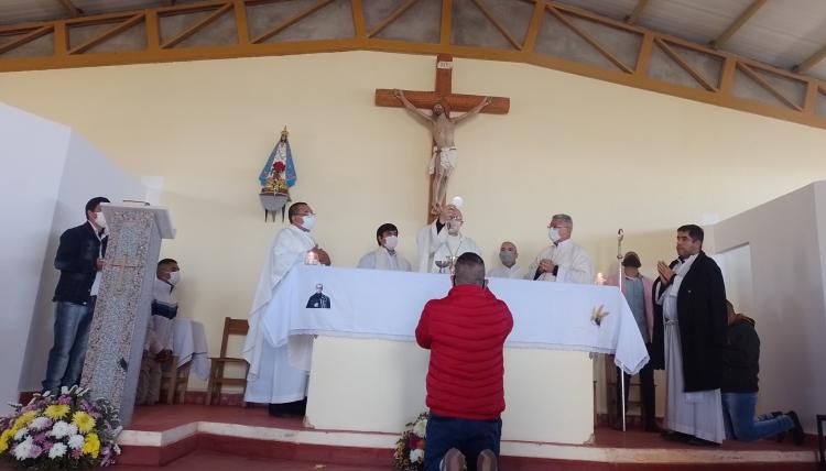 Mons. Urbanc consagró el altar y dedicó el templo del penal de Miraflores Mons. Urbanc consagró el altar y dedicó el templo del penal de Miraflores