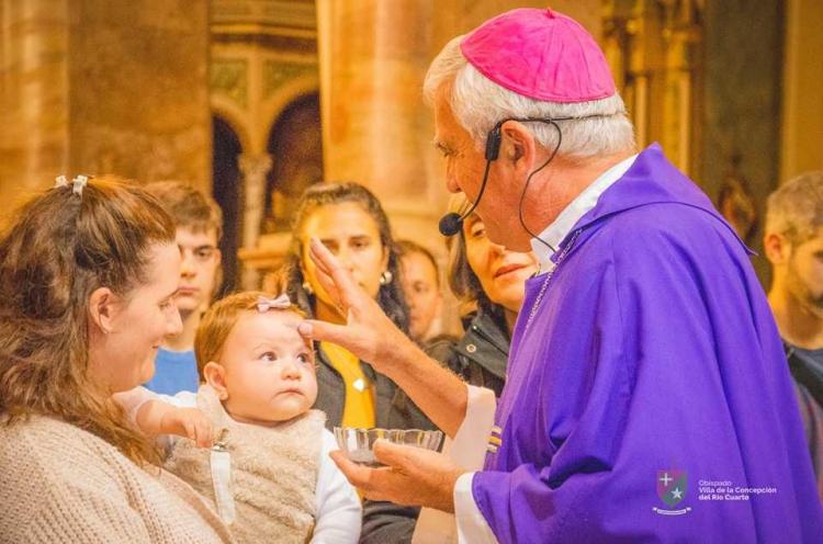 Mons. Uriona recomienda contemplar la Cruz para acercarse al amor de Dios Mons. Uriona recomienda contemplar la Cruz para acercarse al amor de Dios