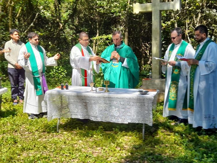 Mons. Canecin presidió la Misa Trinacional en una isla brasileña Mons. Canecin presidió la Misa Trinacional en una isla brasileña