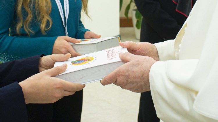 Según el Papa, "muchos cristianos obligados a huir llevan la Biblia como único equipaje" Según el Papa, "muchos cristianos obligados a huir llevan la Biblia como único equipaje"