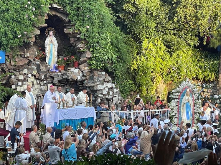 Multitudinaria fiesta en honor a la Virgen de Lourdes en el puerto de Mar del Plata