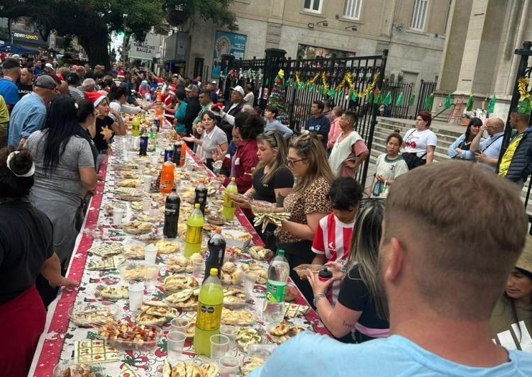 Navidad en Mar del Plata: cientos de personas sentadas a la 'mesa para todos' Navidad en Mar del Plata: cientos de personas sentadas a la 'mesa para todos'