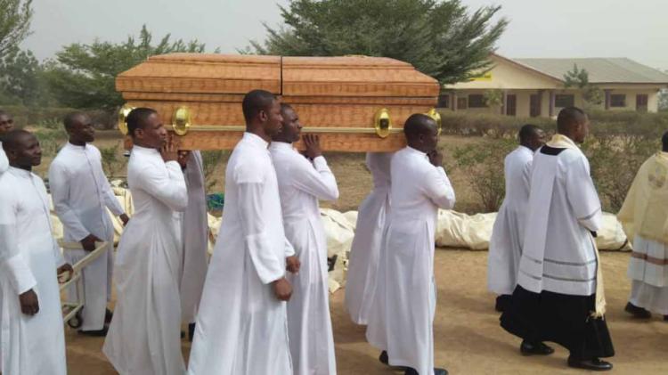 Nigeria: Más de 700 sacerdotes protestan pacíficamente en el funeral del padre Vitus Borogo Nigeria: Más de 700 sacerdotes protestan pacíficamente en el funeral del padre Vitus Borogo