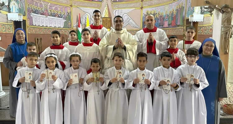Niños de la parroquia de Gaza recibieron la Primera Comunión Niños de la parroquia de Gaza recibieron la Primera Comunión