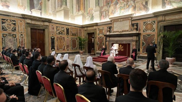 No se queden "atrincherados" en la sacristía, pidió el Papa a los sacerdotes No se queden "atrincherados" en la sacristía, pidió el Papa a los sacerdotes