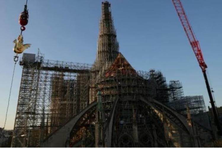 Notre Dame de Paris recupera el gallo que coronaba su aguja