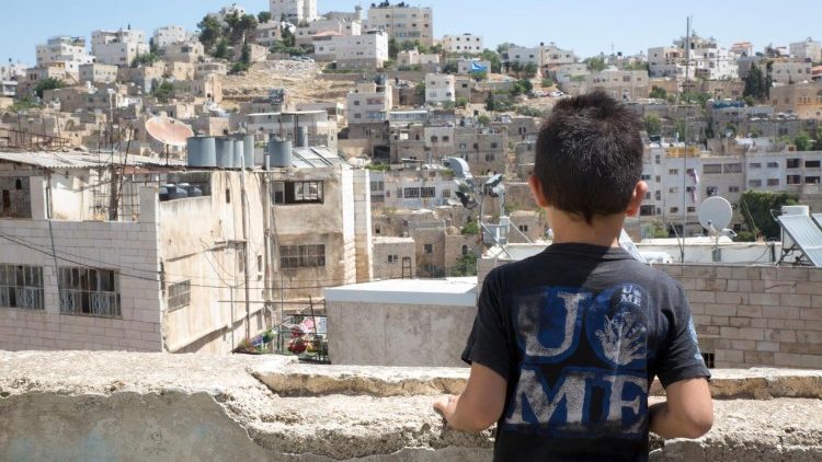 Un obispo portugués visita a los jóvenes palestinos que no podrán asistir a la JMJ Un obispo portugués visita a los jóvenes palestinos que no podrán asistir a la JMJ