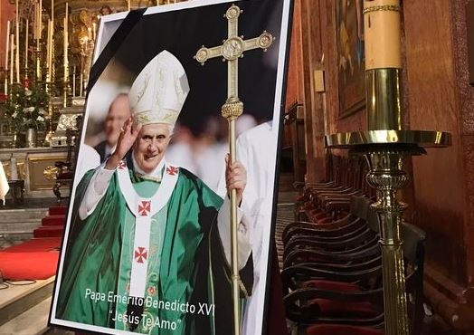 Obispos argentinos despiden a Benedicto XVI con misas en su honor Obispos argentinos despiden a Benedicto XVI con misas en su honor