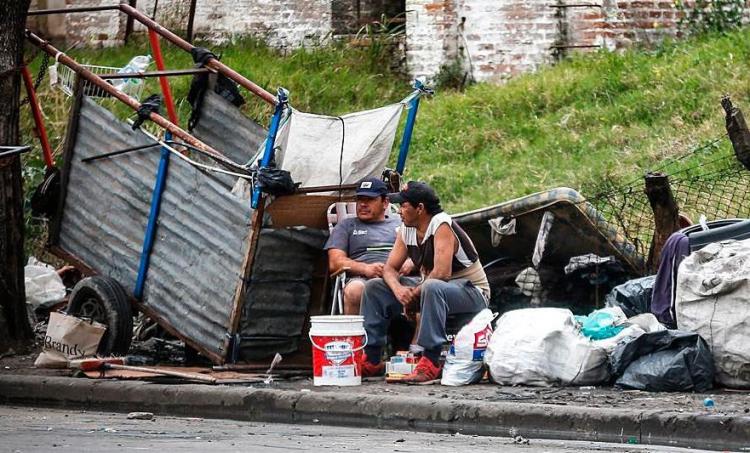 ODSA UCA: la pobreza baja tres puntos respecto del primer semestre y llega al 49,9% ODSA UCA: la pobreza baja tres puntos respecto del primer semestre y llega al 49,9%