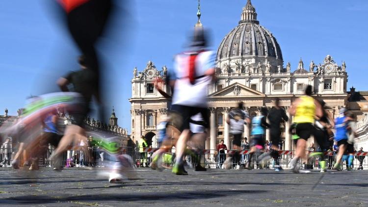 Oraciones y un abrazo maratónico por la salud del Papa Oraciones y un abrazo maratónico por la salud del Papa