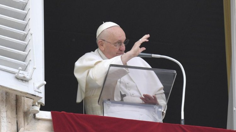 Papa: Abre los ojos y déjate sorprender por los dones de Dios Papa: Abre los ojos y déjate sorprender por los dones de Dios